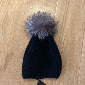New with real fox Pom
Pom